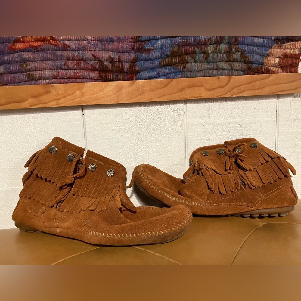 Minnetonka Low Zip Boot, Size 8